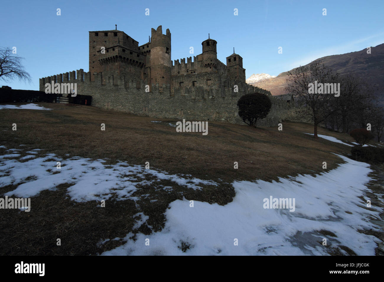Il Castello di Fenis, perfettamente conservato con la sua parete e torri, si trova in Valle d'Aosta, Italia Foto Stock