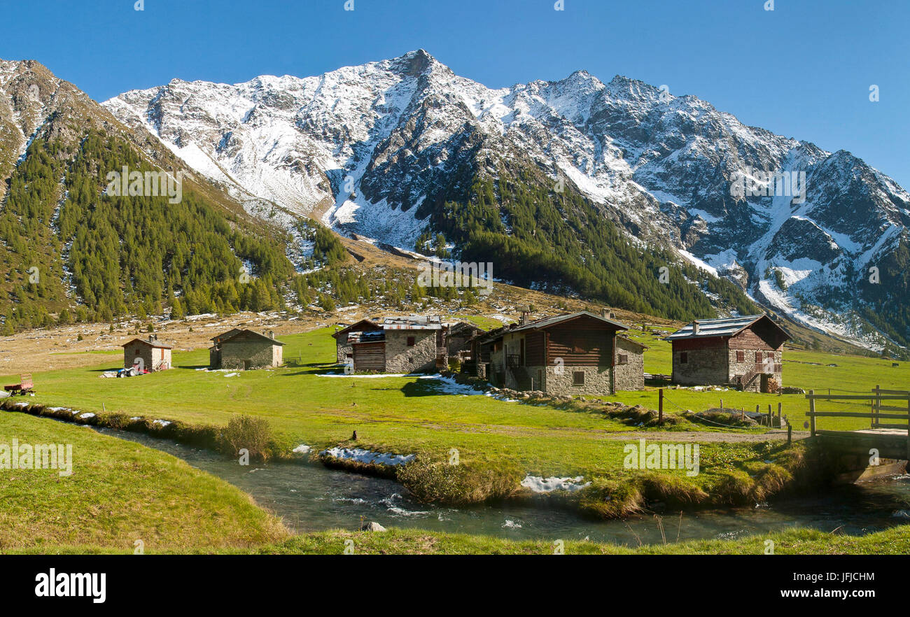 L'Europa, Italia, Lombardia, chalet di montagna in una verde vallata del Parco Nazionale dello Stelvio Foto Stock