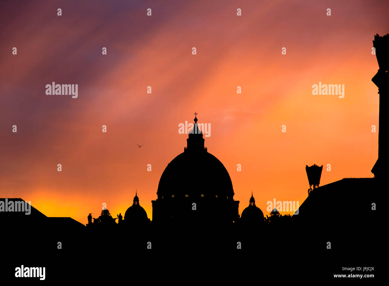 L'Europa, Italia, Lazio, Roma, Silhouette della Basilica di San Pietro la cupola Foto Stock