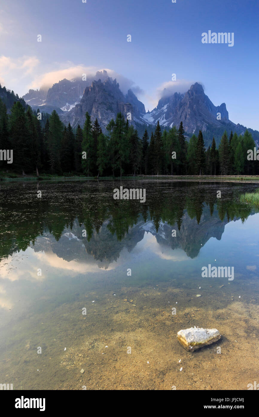 I Cadini di Misurina gruppo è riflessa nel Lago Antorno, Auronzo di Cadore Veneto Dolomiti di Sesto Italia Europa Foto Stock