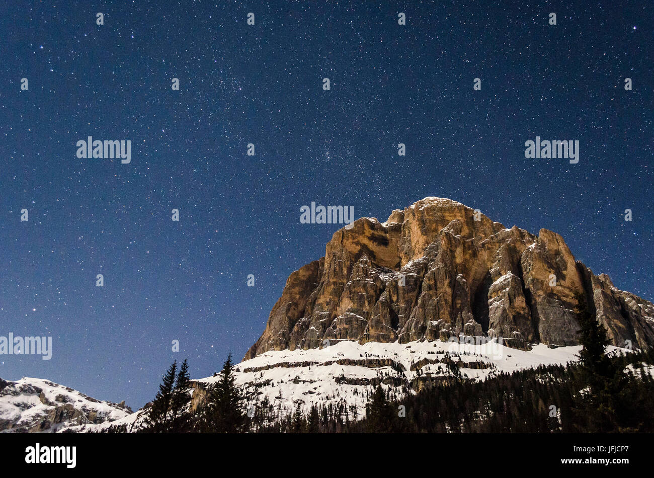 Tofana di Rozes, Cortina d'Ampezzo, Belluno, Veneto, Italia, della Tofana di Rozes in una notte stellata Foto Stock