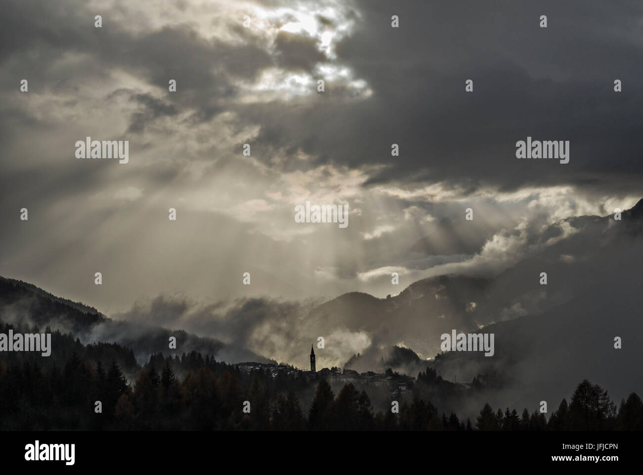 Lorenzago di Cadore, Dolomiti, Veneto, Italia, raggi solari su Lorenzago di Cadore Foto Stock