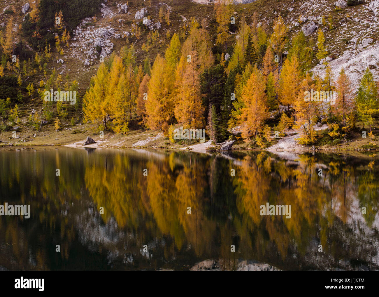 Lago federa, Becco di mezzodi, Croda da Lago, a Cortina d'Ampezzo, Belluno, Veneto, Italia, lago Federa Foto Stock