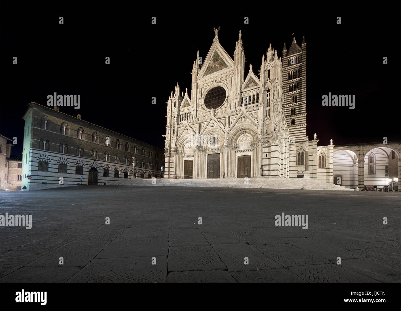 La facciata della Cattedrale di Santa Maria Assunta è rivestito quasi interamente di marmo bianco, Siena, Toscana, Italia Foto Stock