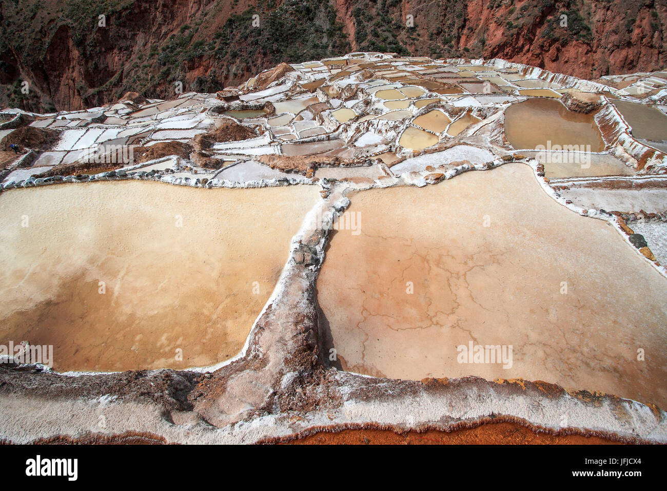 Le saline ancora in uso oggi provengono dal pre Civilizzazione Inca Maras Cusco Peru Sud America Foto Stock