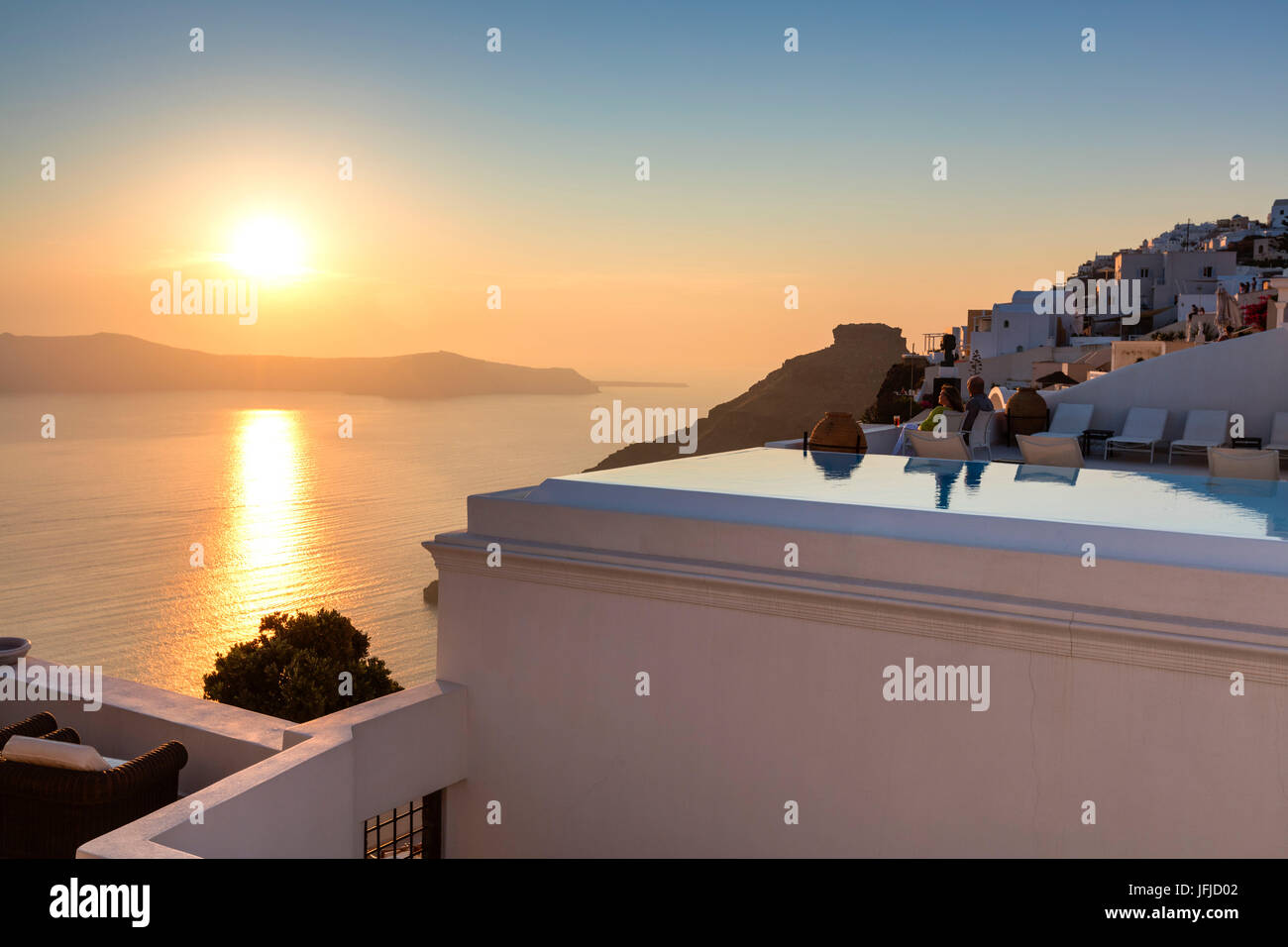 Tramonto sul Mare Egeo visto dal vecchio villaggio di Firostefani Santorini Cyclades Grecia Europa Foto Stock