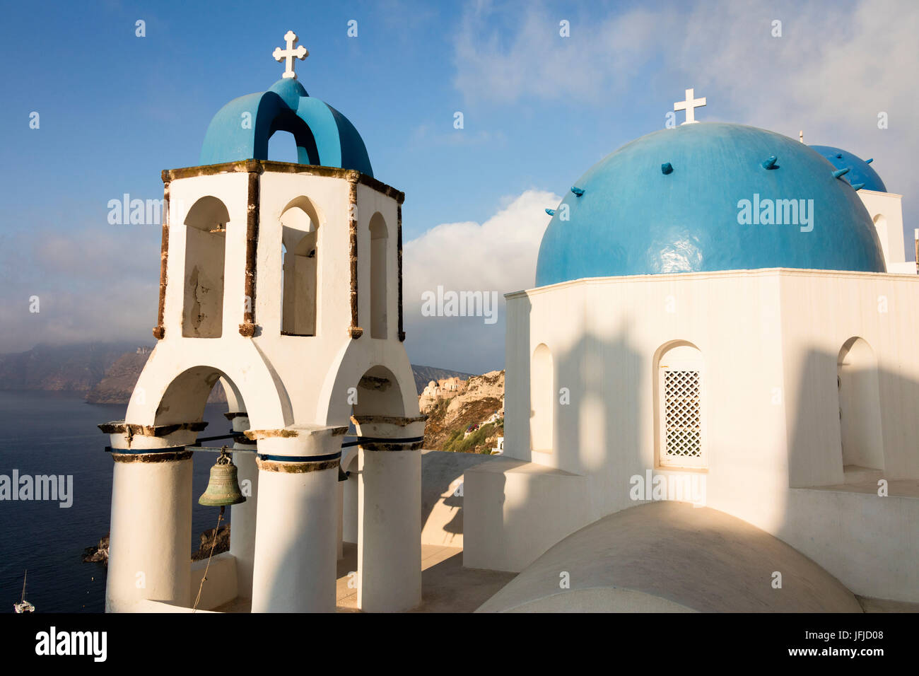 Le cupole blu delle chiese dominano il mare Egeo Santorini Cyclades Grecia Europa Foto Stock
