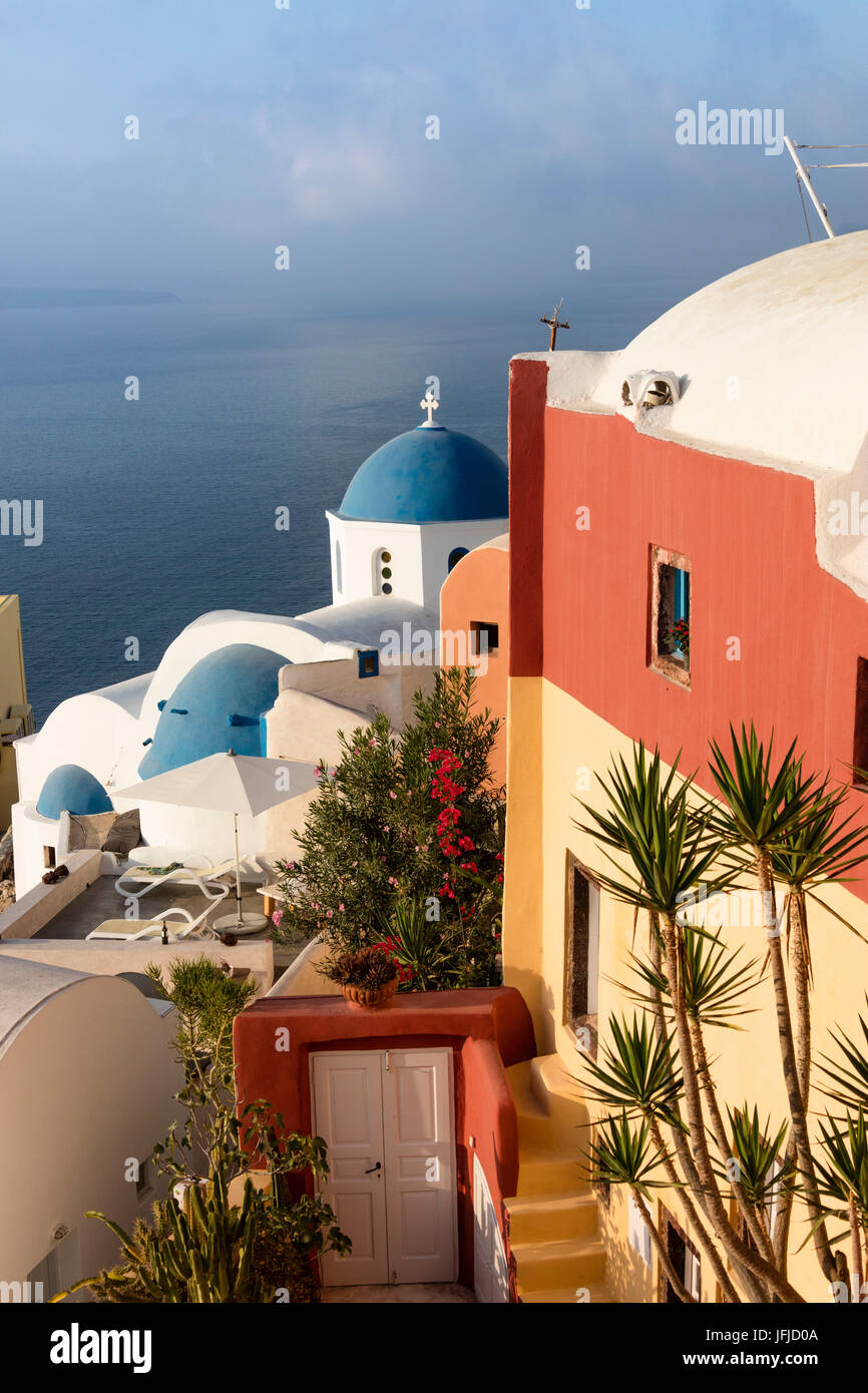 Le cupole blu delle chiese dominano il mare Egeo Santorini Cyclades Grecia Europa Foto Stock