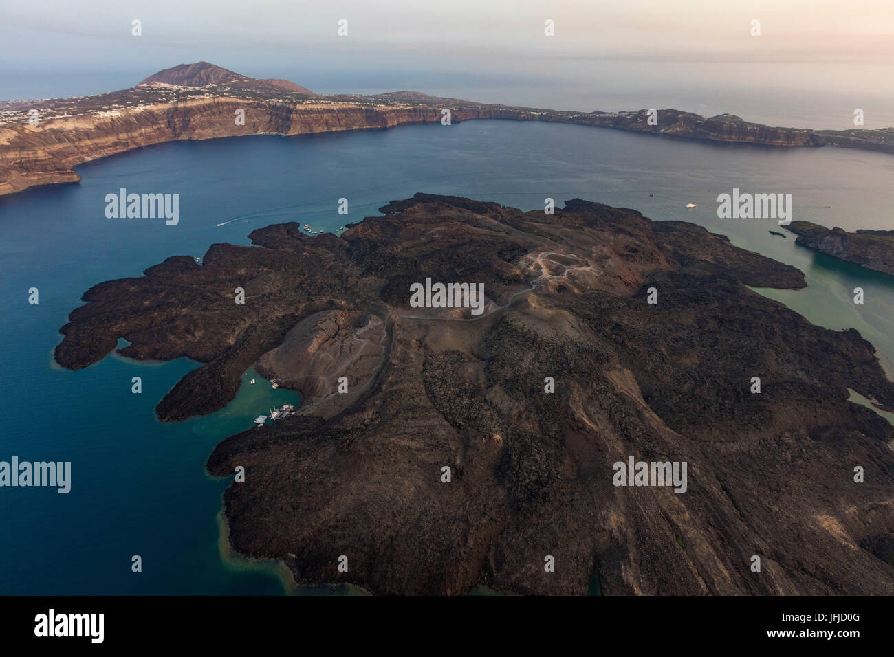 Vista aerea dell'isola vulcanica di Thirassia; Cicladi Sud Egeo grecia Europa Foto Stock