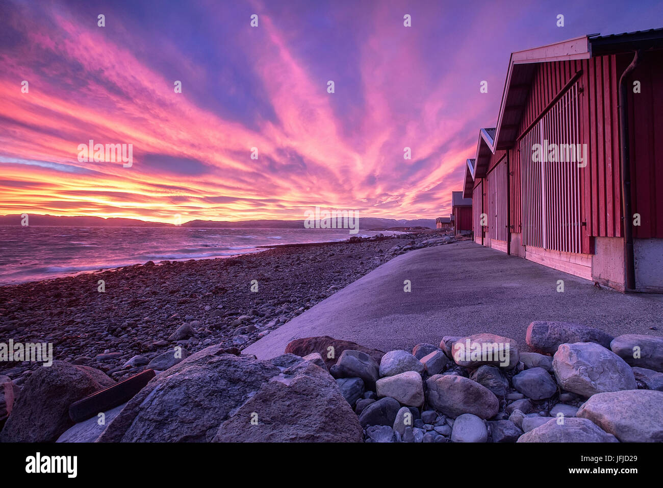 I colori dell'alba illumina le case dei pescatori Ørland Brekstad Trøndelag Norvegia Europa Foto Stock