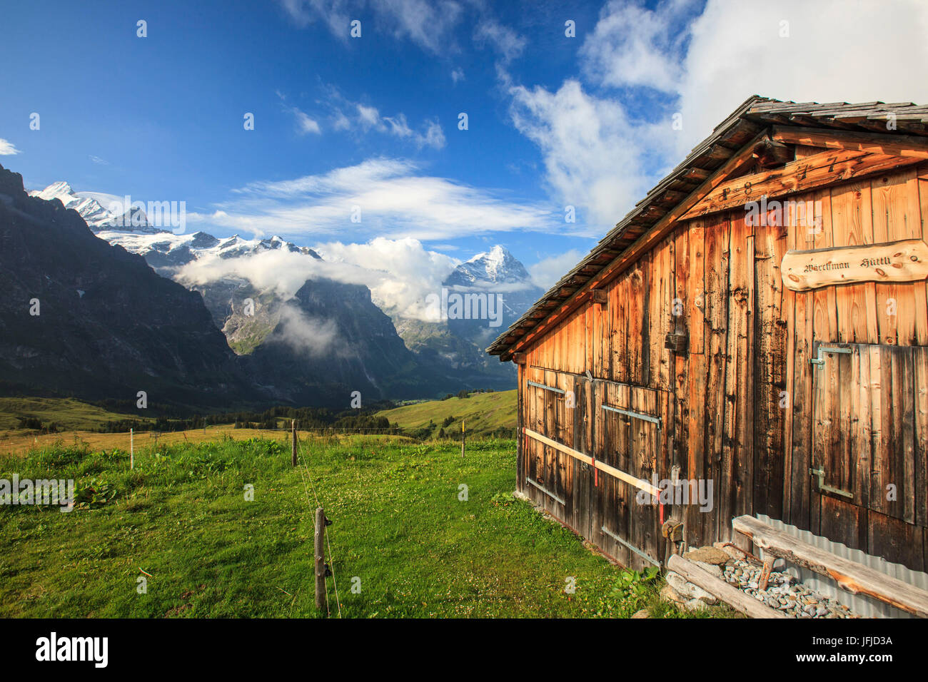 Capanna di legno con il Monte Eiger in background prima di Grindelwald Oberland Bernese Cantone di Berna in Svizzera Europa Foto Stock