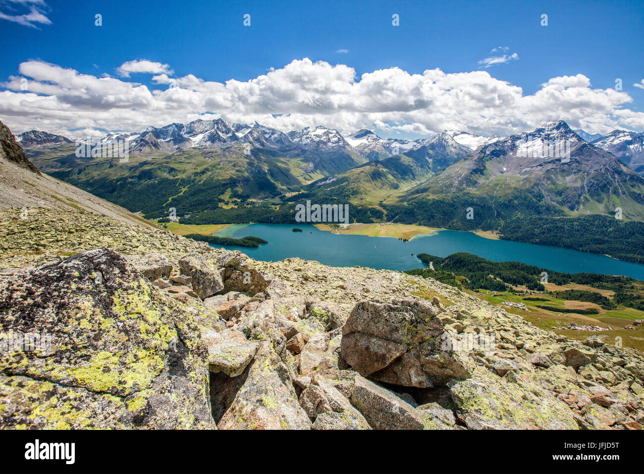 Vista dall'alto del lago di Sils con cime innevate sullo sfondo Engadina Canton Grigioni Svizzera Europa Foto Stock