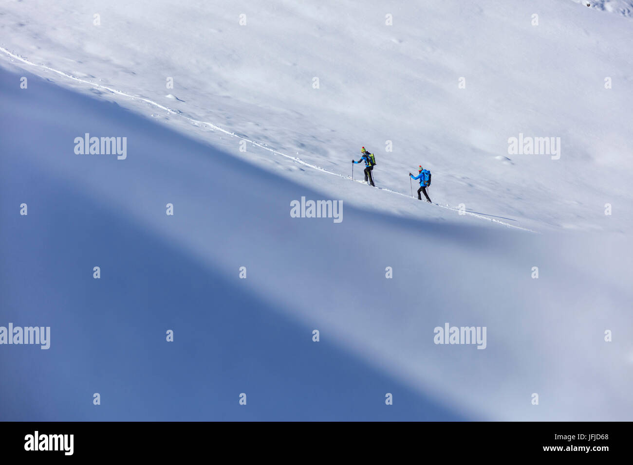 Gli alpini sciatori procedere ad alta altitudine in una giornata di sole nel paesaggio innevato Passo dello Stelvio Valtellina Lombardia Italia Europa Foto Stock