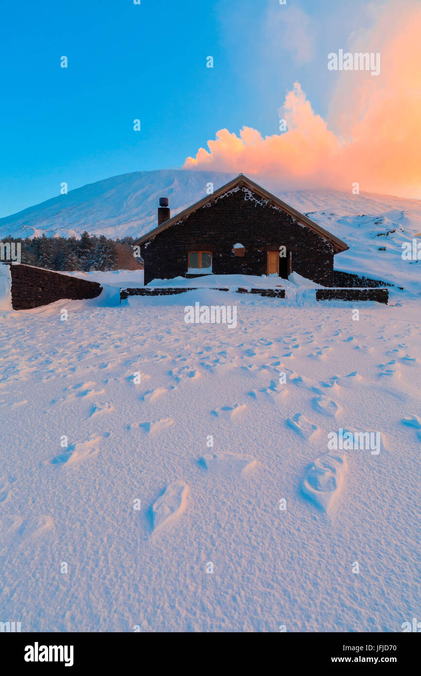 Il rifugio Galvarina in Sicilia, lungo l Alta Via di montagna Etna, visto come il Mongibello erutta, Etna, Sicilia, europa Foto Stock