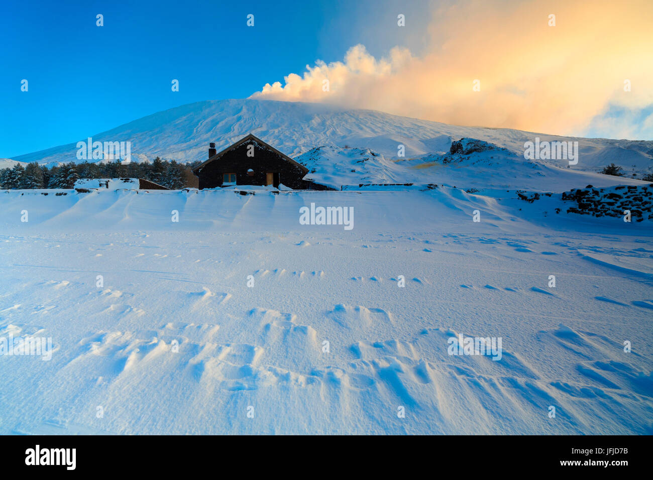 Il rifugio Galvarina in Sicilia lungo l Alta Via di montagna Etna, visto come il Mongibello erutta Foto Stock