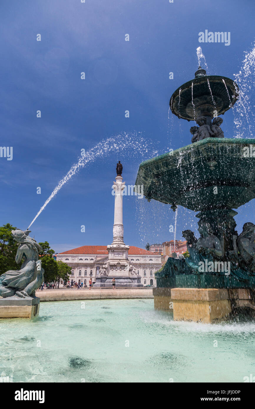 Fontana cornici del palazzo vecchio in Praça Dom Pedro IV conosciuta anche come piazza Rossio Pombaline Downtown di Lisbona Portogallo Europa Foto Stock