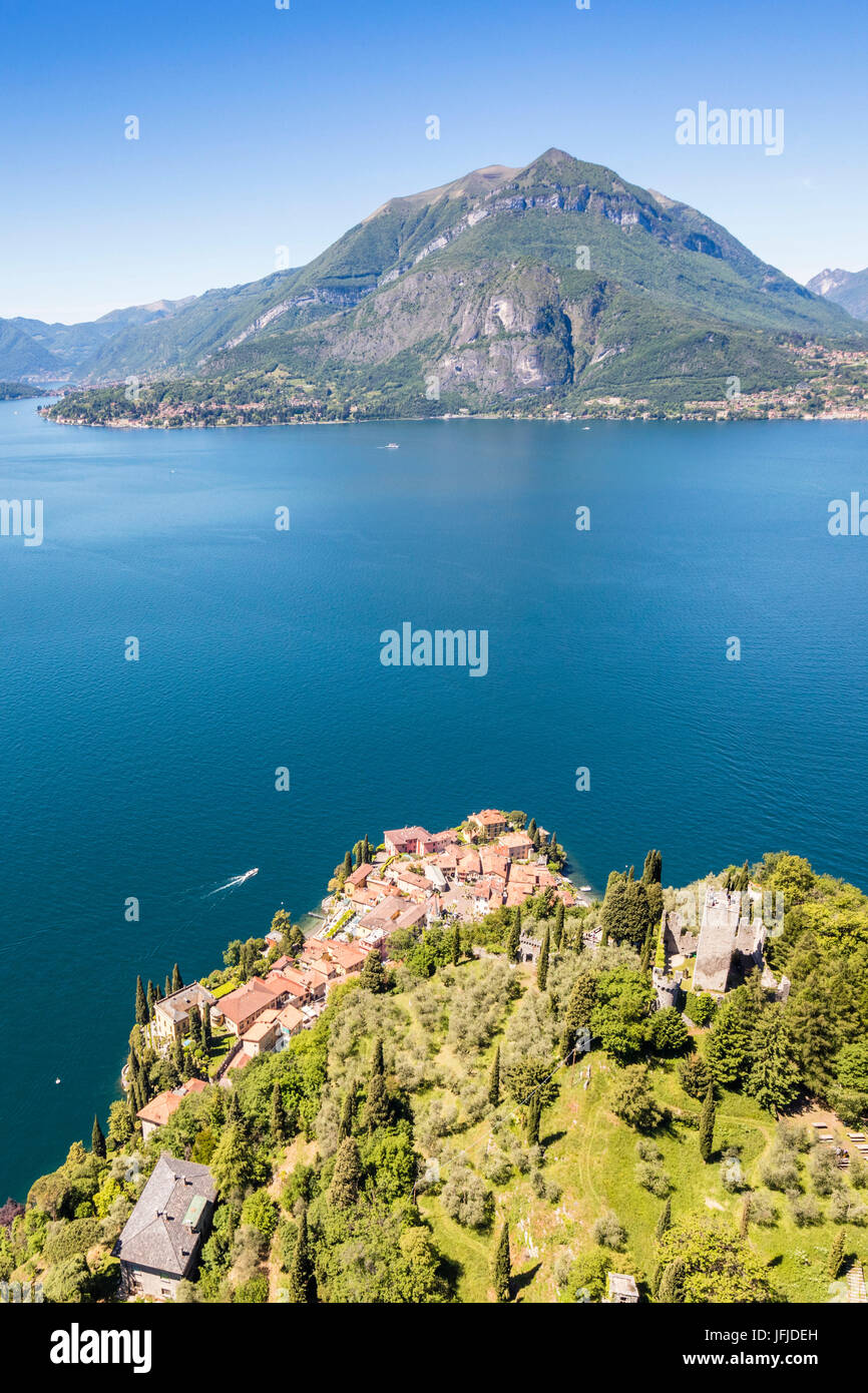 Vista aerea di Varenna telai dalle acque blu del lago di Como su una soleggiata giornata di primavera della provincia di Lecco Lombardia Italia Europa Foto Stock