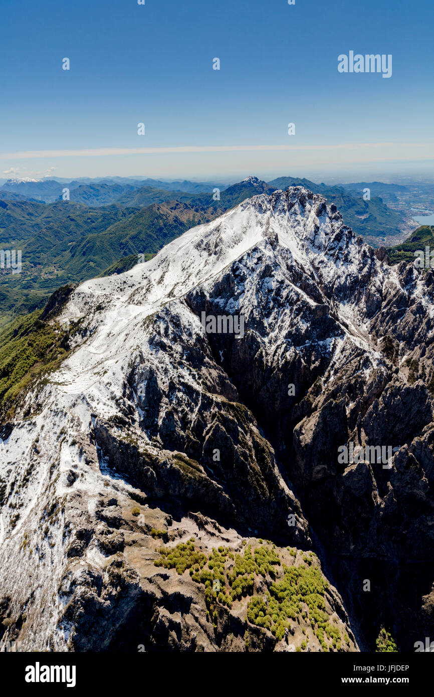 Vista aerea delle creste innevate della Grignetta montagna in primavera Provincia Lecco Lombardia Italia Europa Foto Stock