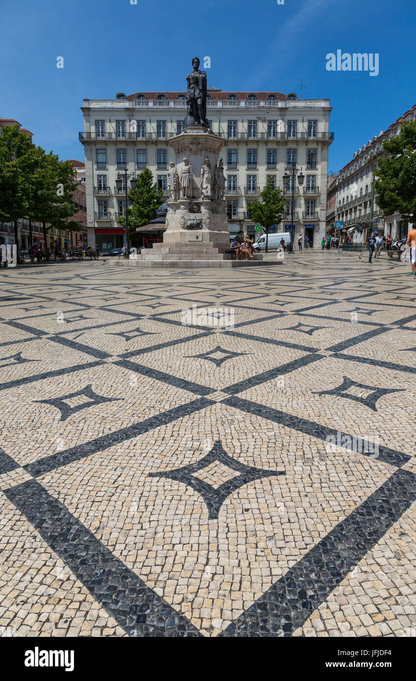La storica Praça Luís de Camões con piastrelle decorate e la statua tra Chiado e Bairro Alto Lisbona Portogallo Europa Foto Stock