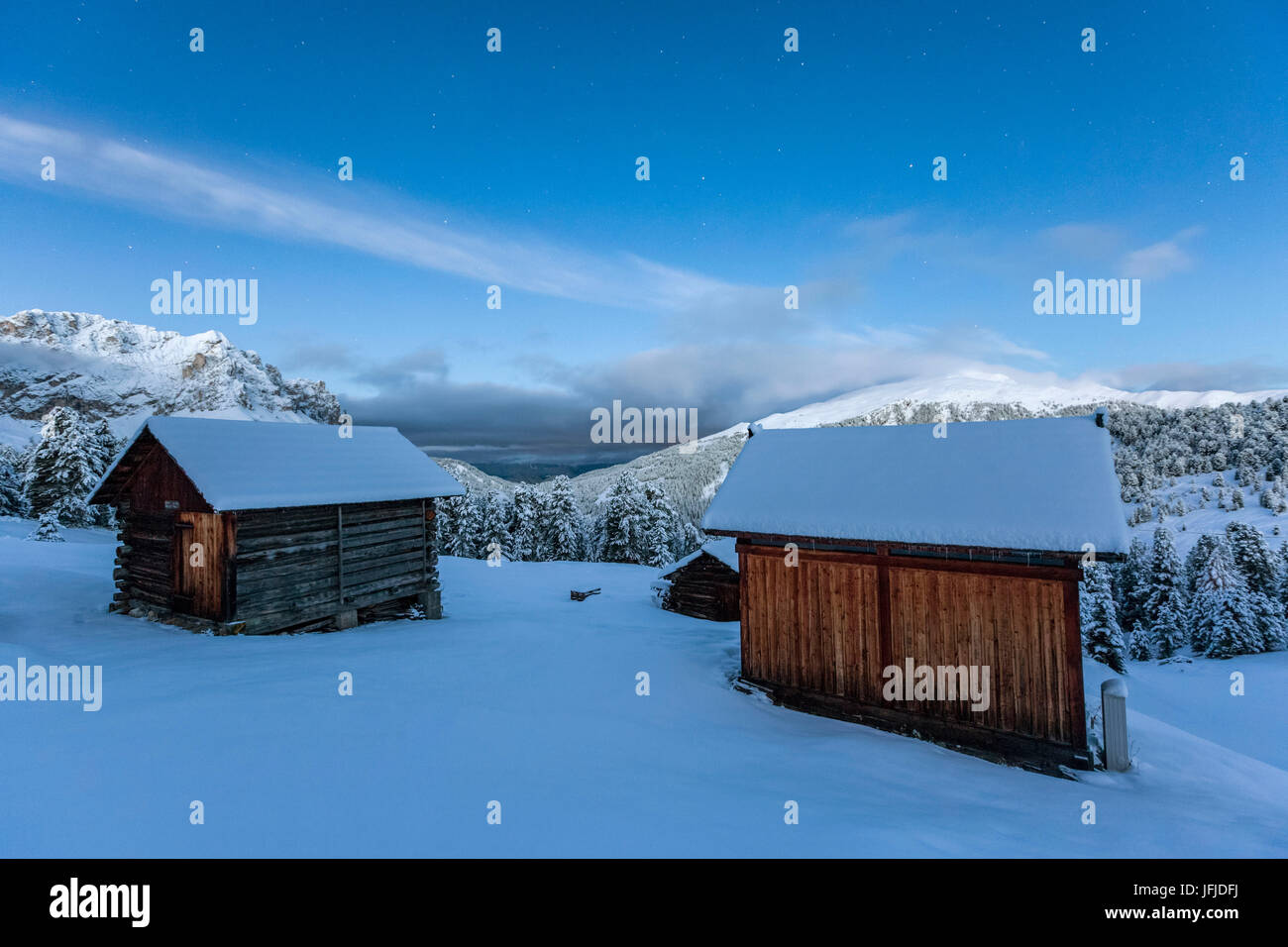 Due casette di legno ricoperta di neve, il Passo delle Erbe, Bolzano, Trentino Alto Adige - Sudtirol, Italia, Europa Foto Stock