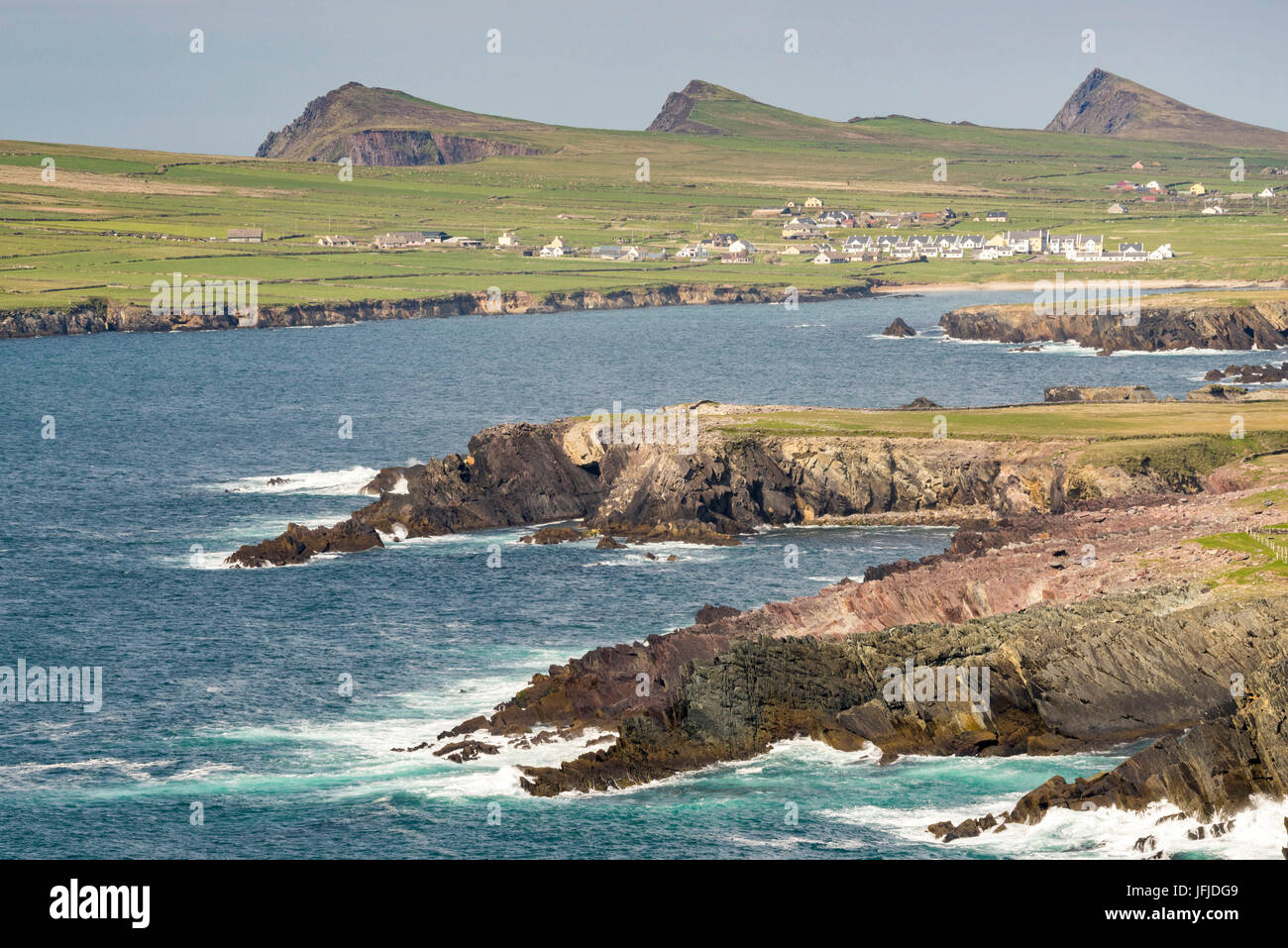 Costa irlandese con tre sorelle picchi sullo sfondo, la penisola di Dingle, Co, kerry, munster, irlanda, Europa Foto Stock