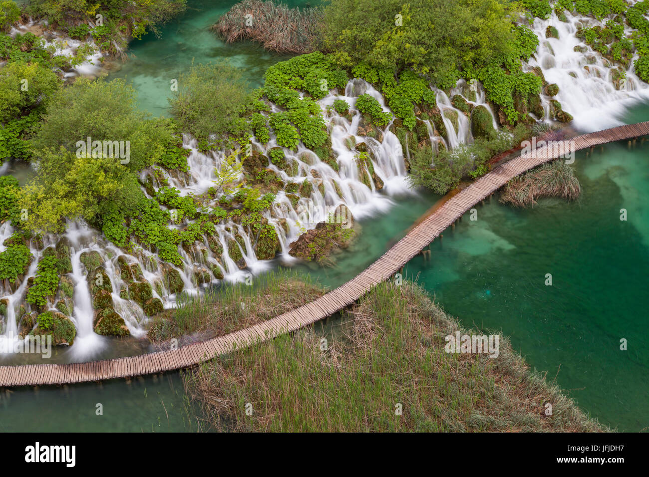 Il parco nazionale di Plitvice, Croazia, una passerella visto da sopra Foto Stock