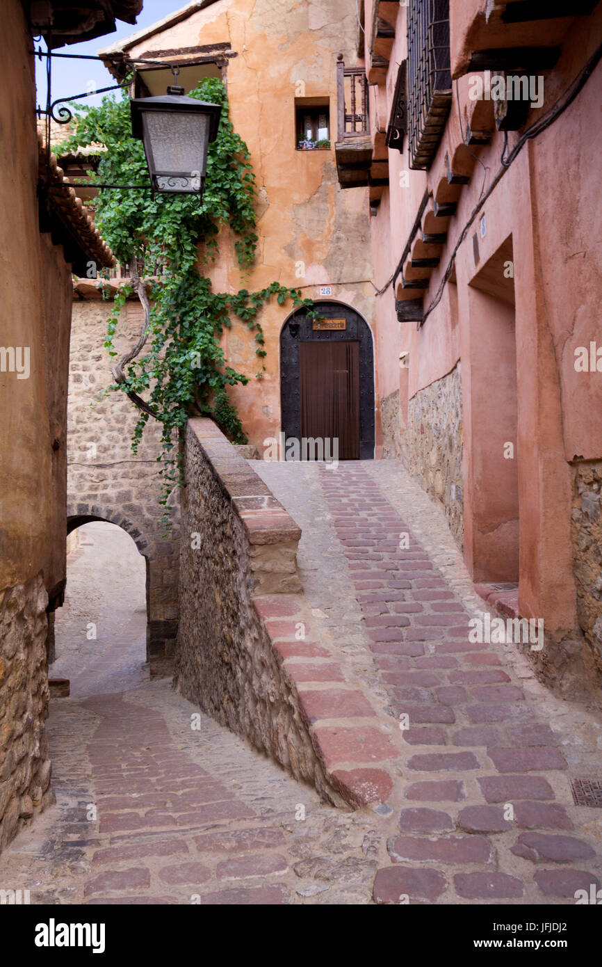 Albarracin, Aragona, Spagna, i vicoli si snodano attraverso le pareti delle case rossastro irregolare Foto Stock