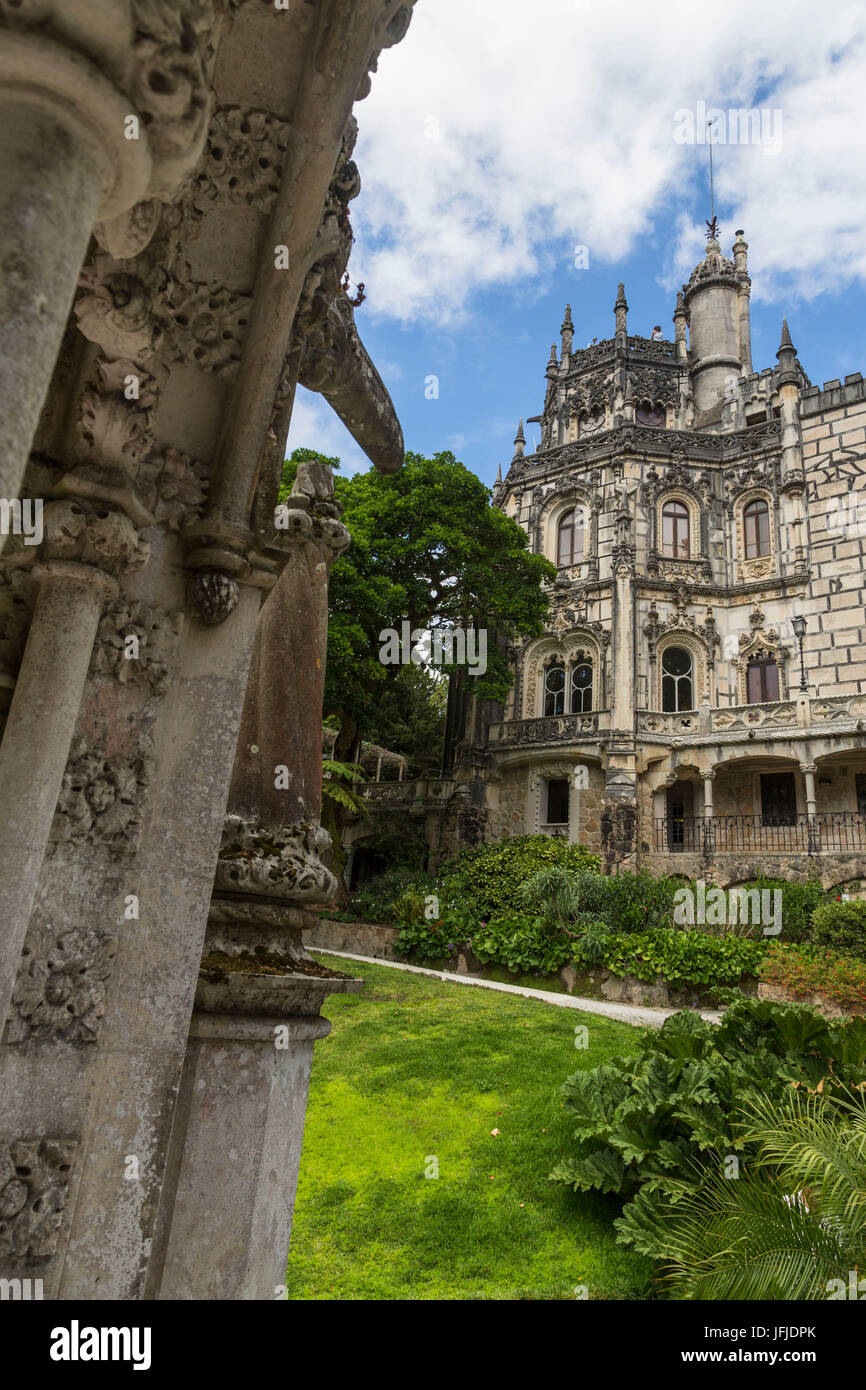 Mistico di vecchi edifici del romanico gotico e rinascimentale all interno del parco Quinta da Regaleira Sintra Portogallo Europa Foto Stock