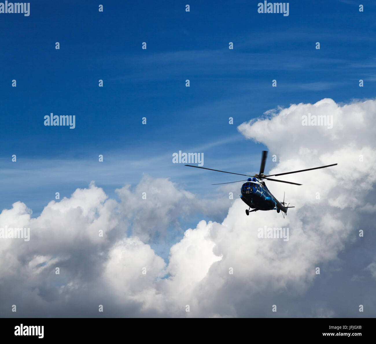 Mi-8 elicottero russo fliying nel cielo con grandi nuvole Foto Stock