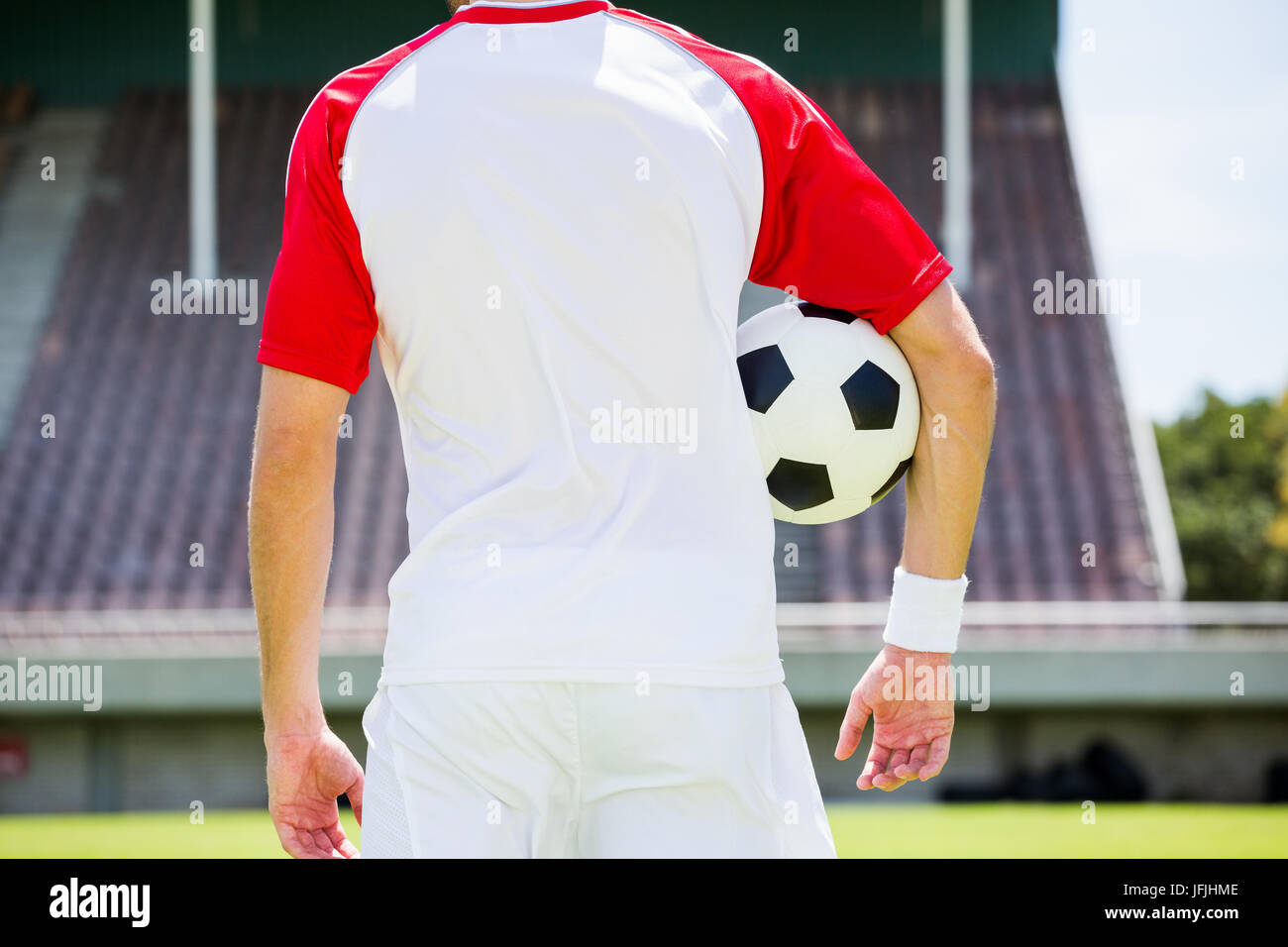 La sezione centrale del giocatore di football in piedi con una sfera Foto Stock