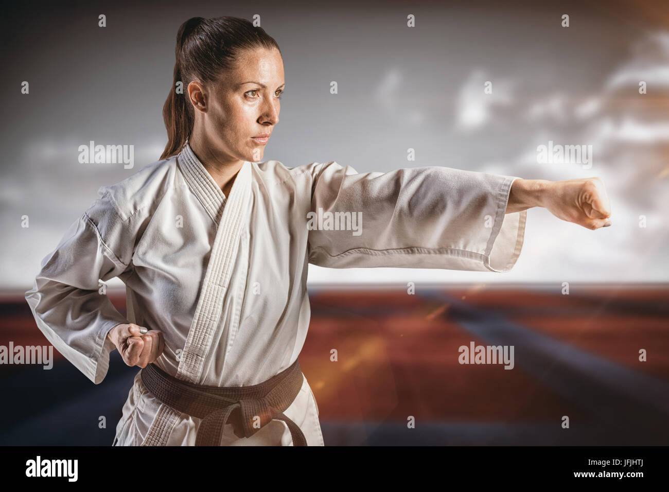 Immagine composita del combattente donna eseguendo il karate posizione Foto Stock