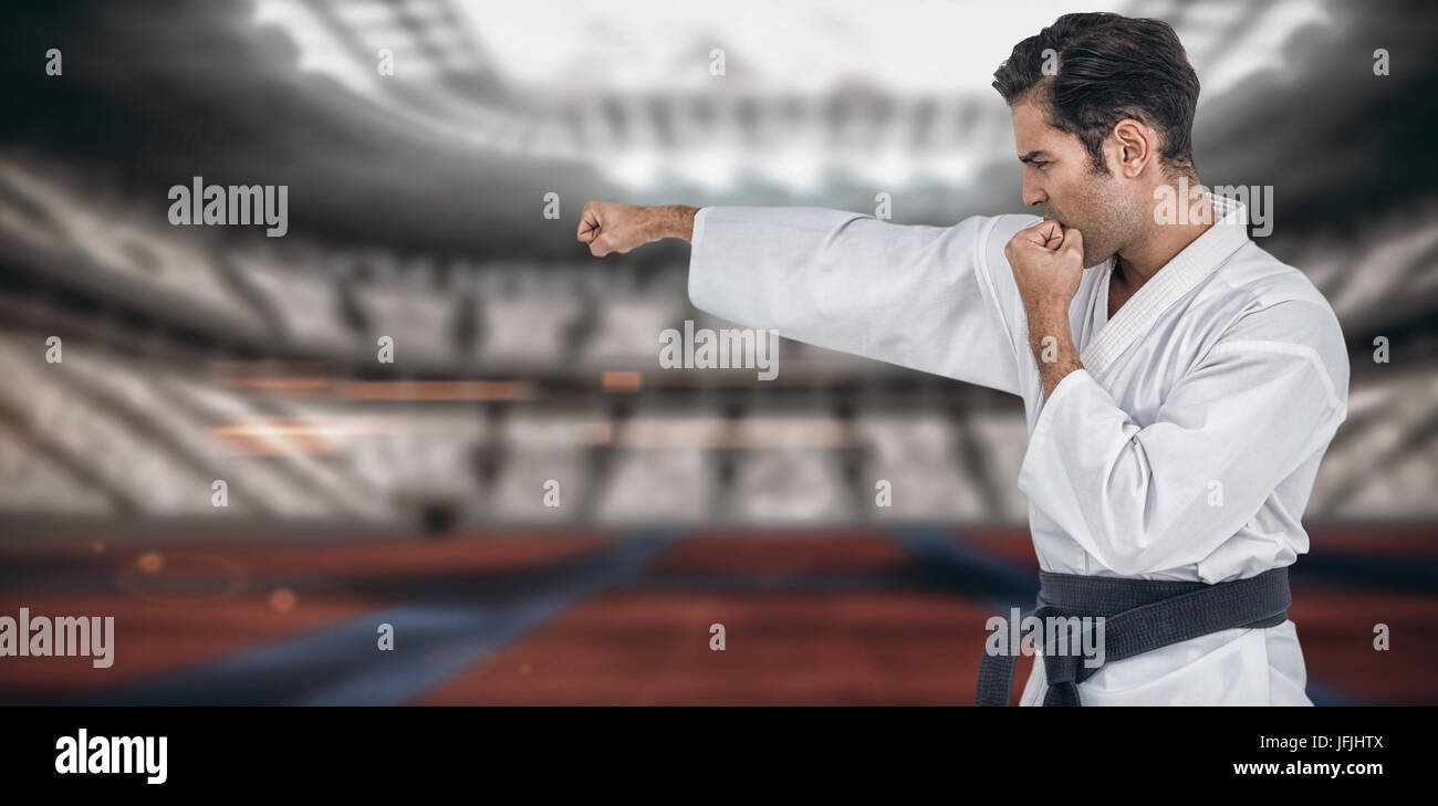 Immagine composita del fighter eseguendo il karate posizione Foto Stock