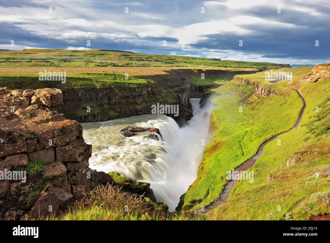 Il fiume sono ricoperta con verde muschio Foto Stock