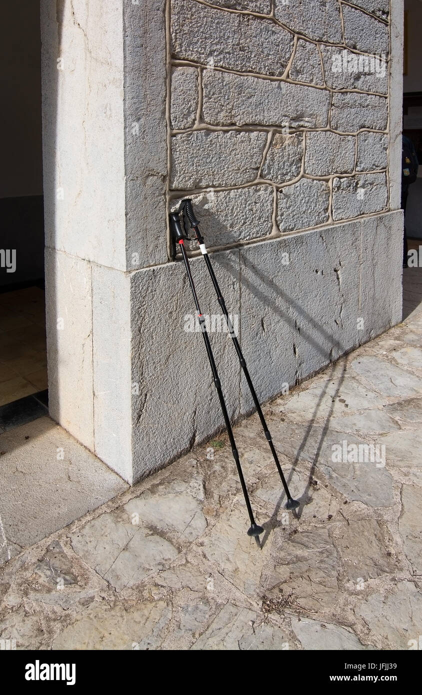 Bastoni da passeggio appoggiarsi contro un soleggiato muro di pietra a Mallorca, Spagna. Foto Stock