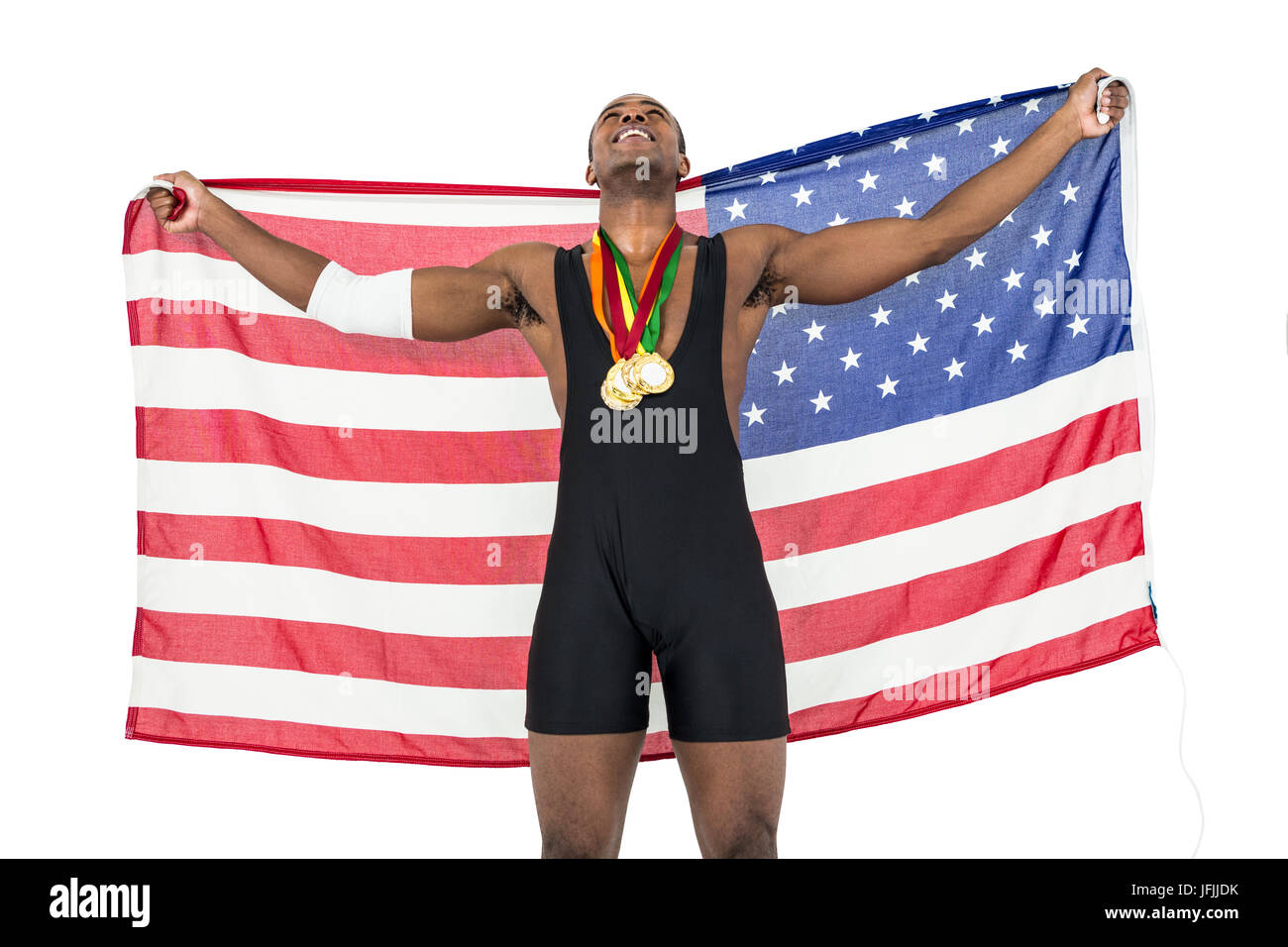 Atleta con medaglie d oro intorno al suo collo in posa con la bandiera americana dopo la vittoria su sfondo bianco Foto Stock