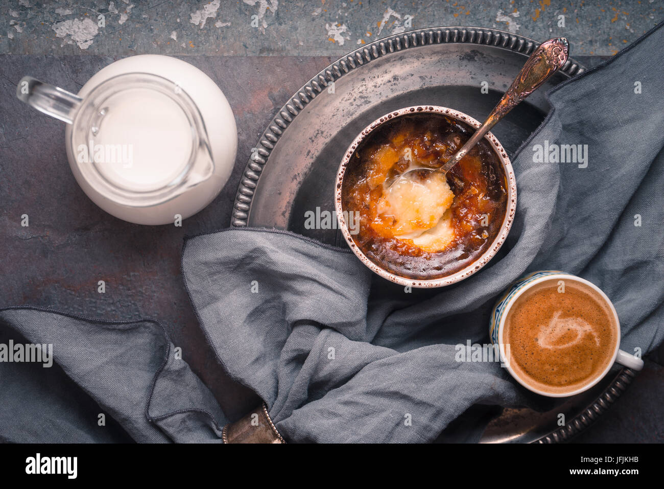 Crema catalana con tazza di caffè sullo sfondo di pietra Foto Stock
