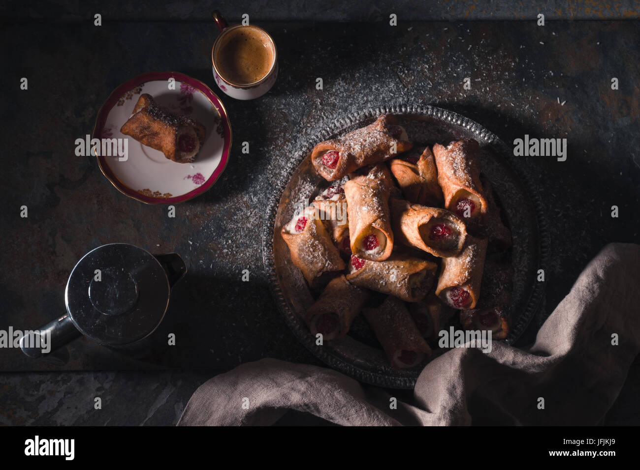 Cannoli e la tazza di caffè sullo sfondo di pietra vista superiore orizzontale Foto Stock