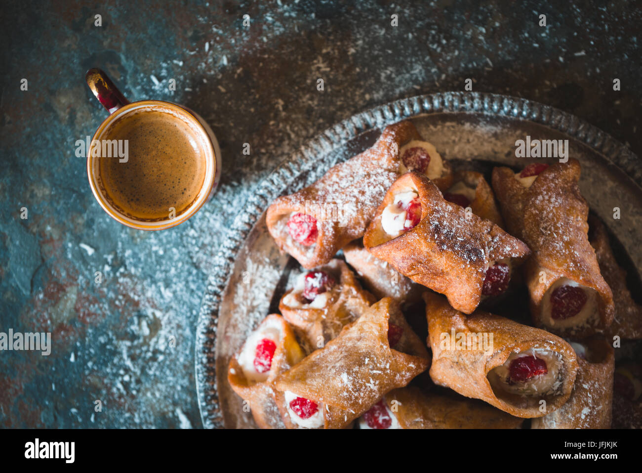 Cannoli e la tazza di caffè sulla pietra orizzontale di sfondo Foto Stock