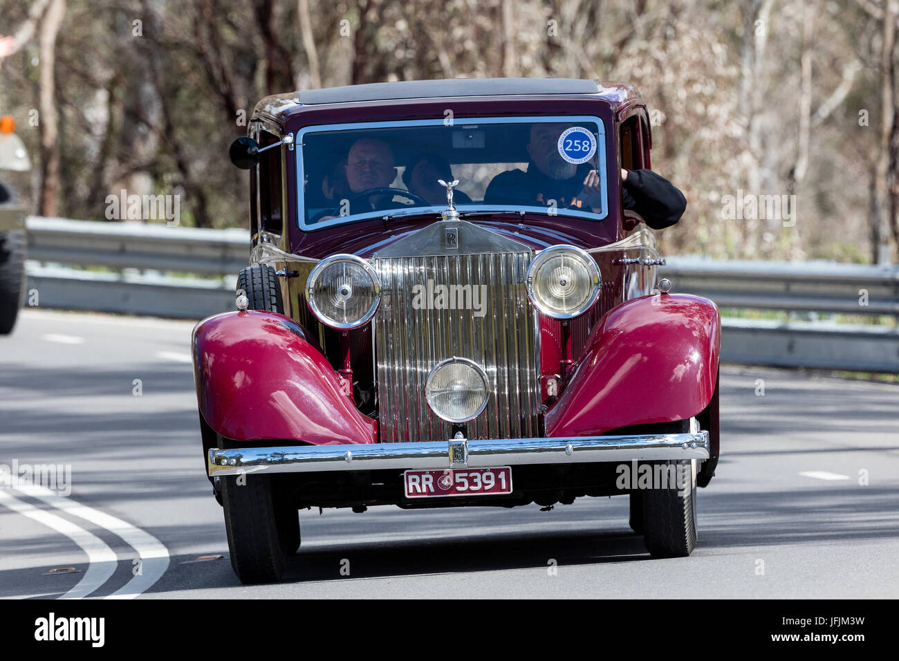 L'annata 1935 Rolls Royce 20/25 guida sportiva su strade di campagna vicino alla città di Birdwood, Sud Australia. Foto Stock
