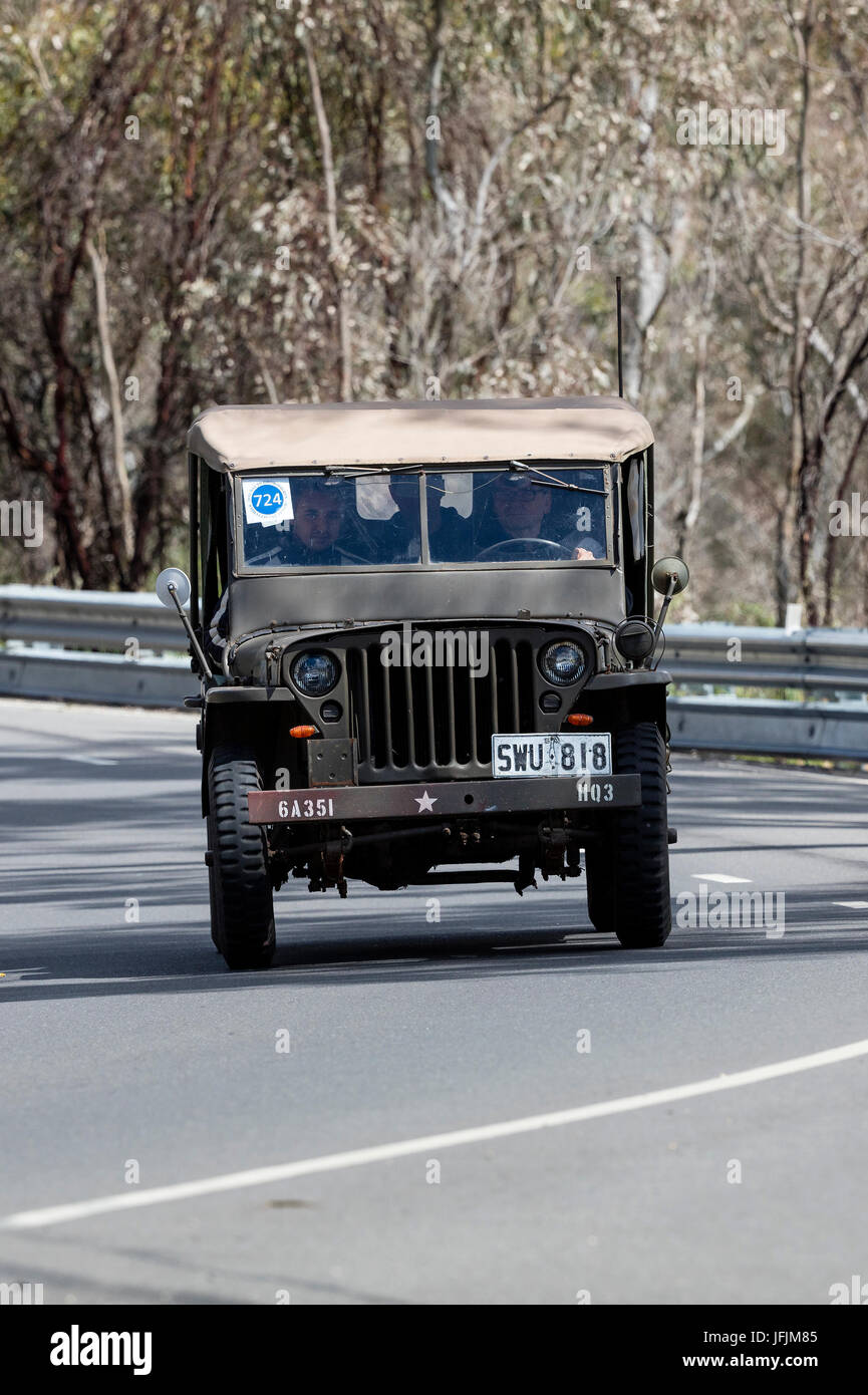 L'annata 1944 Jeep Willys Utility guida su strade di campagna vicino alla città di Birdwood, Sud Australia. Foto Stock