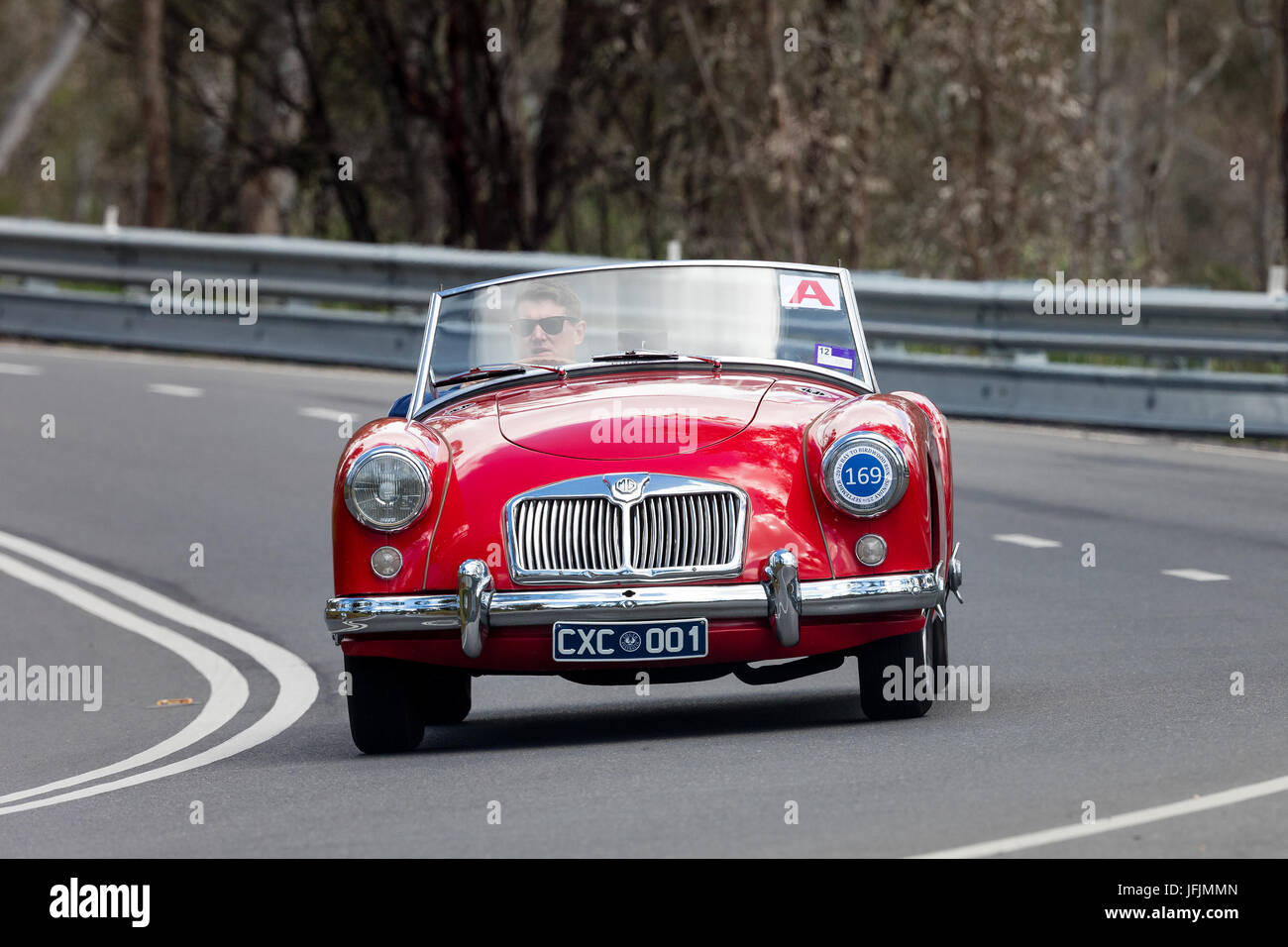 L'annata 1957 mg un Roadster guida su strade di campagna vicino alla città di Birdwood, Sud Australia. Foto Stock