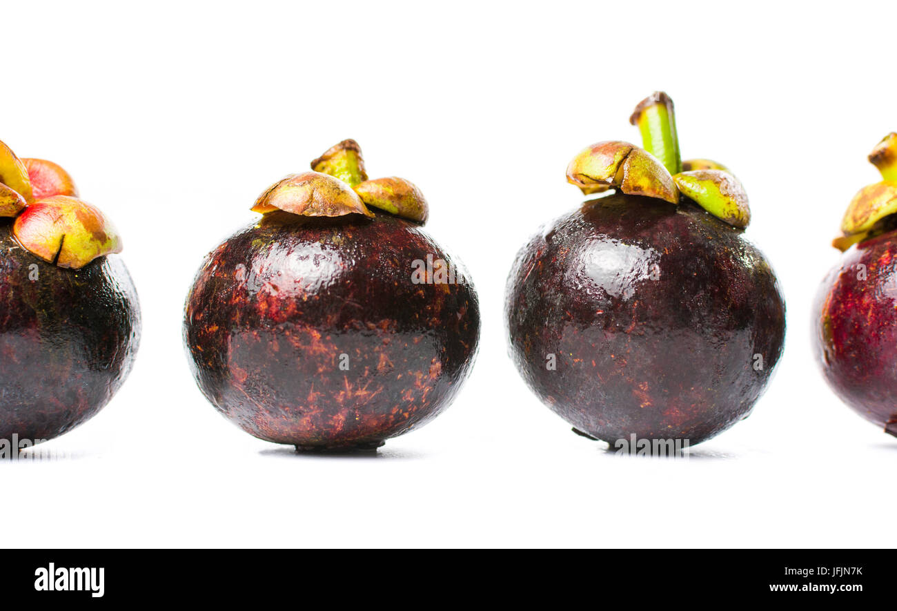 Mangosteen viola la frutta tropicale isolata su sfondo bianco Foto Stock