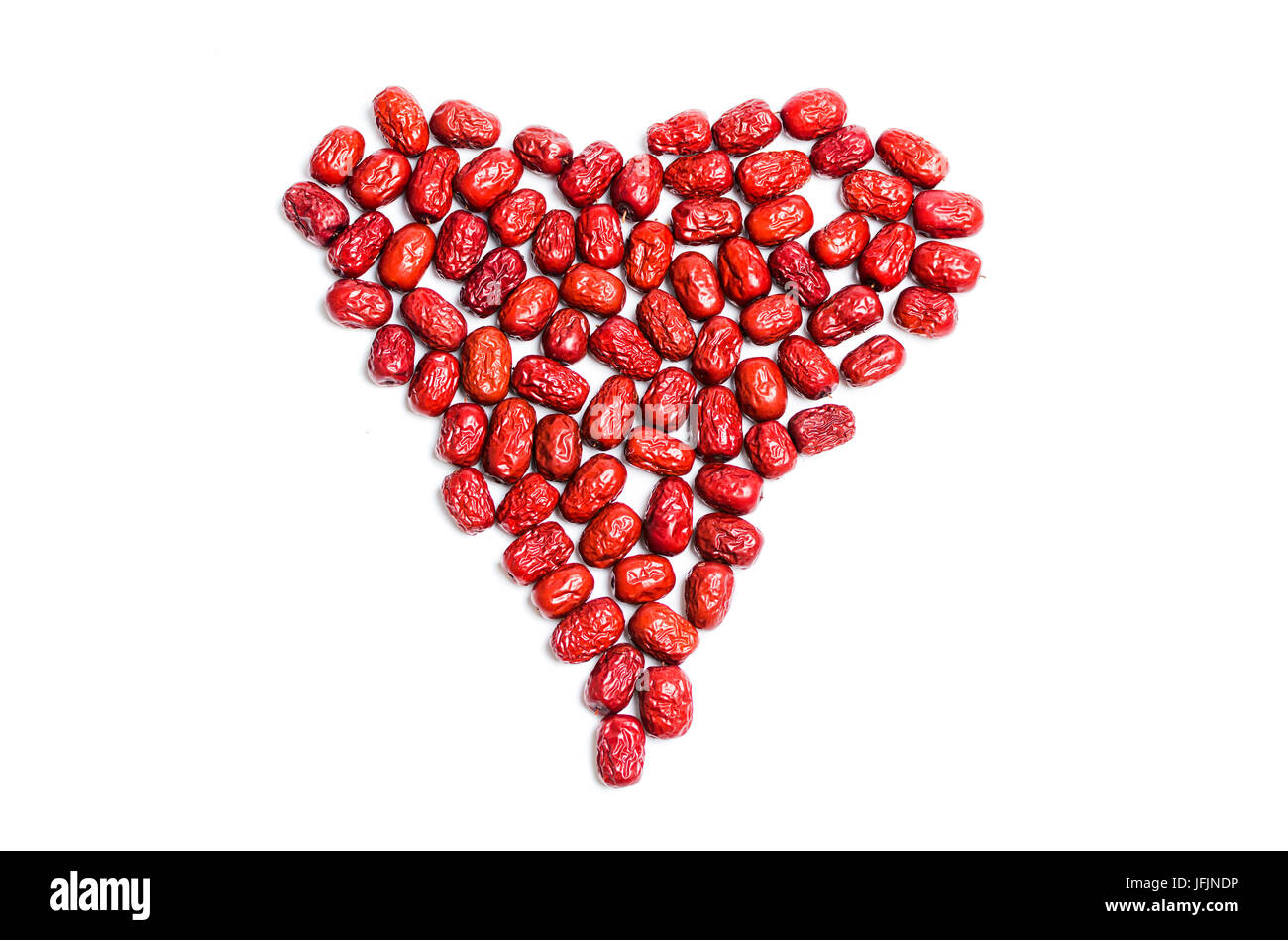 Forma di cuore fatta di Jujube, Cinese rossi secchi Frutta data su bianco Foto Stock
