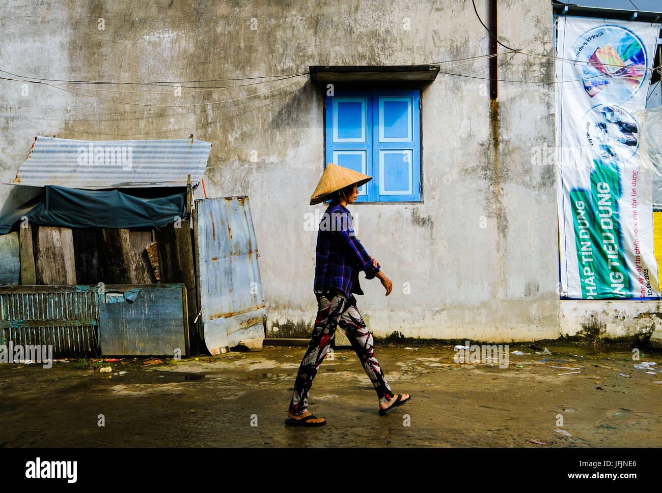 I residenti, i commercianti, i venditori ambulanti di andare circa le loro attività quotidiane a Can Tho sul Delta del Mekong, Vietnam Foto Stock