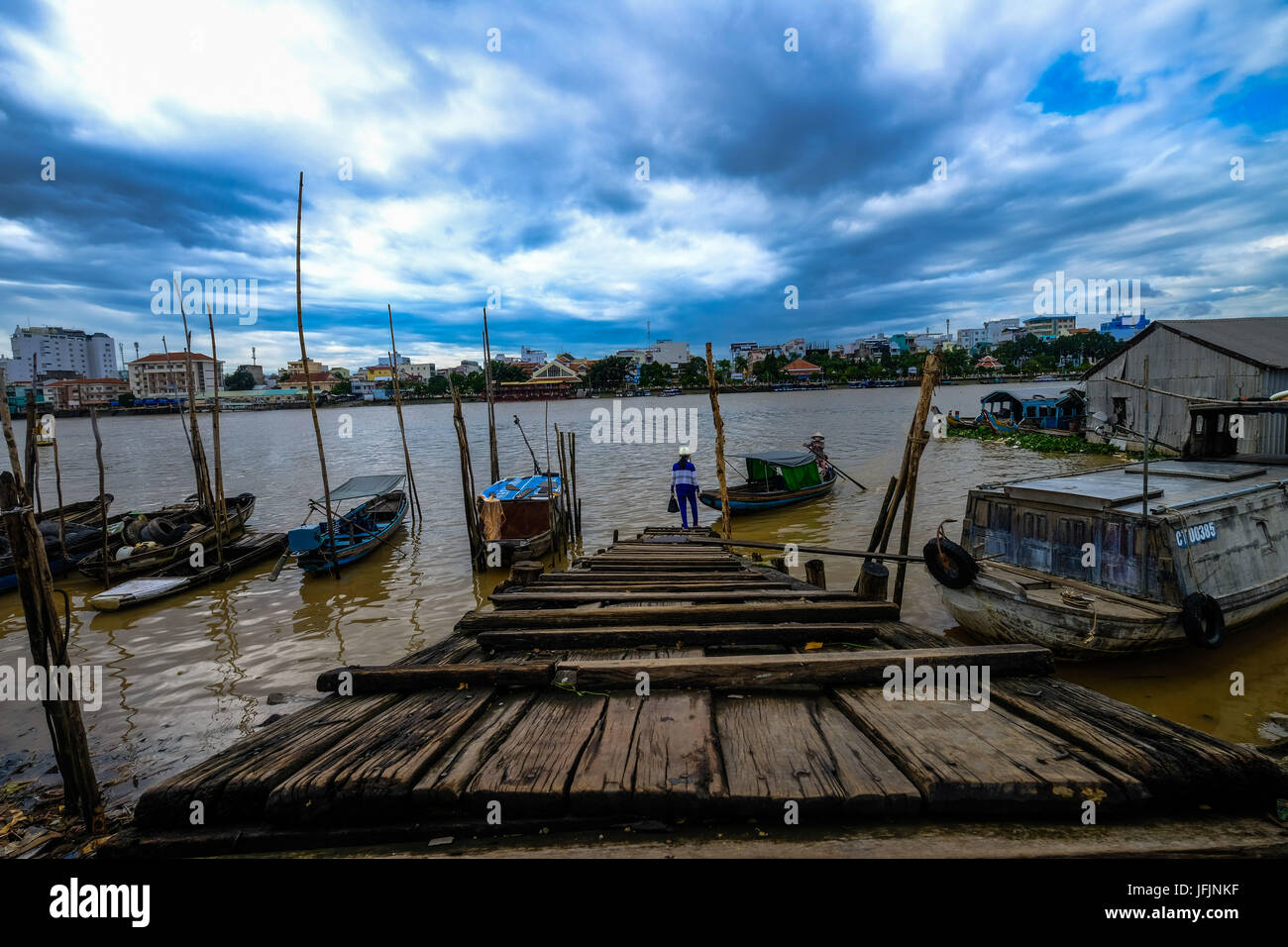 I residenti, i commercianti, i venditori ambulanti di andare circa le loro attività quotidiane a Can Tho sul Delta del Mekong, Vietnam Foto Stock