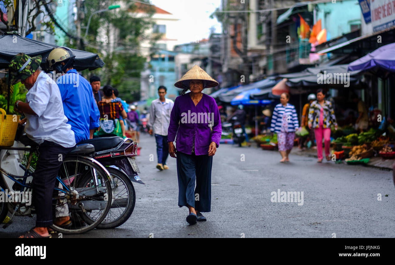 I residenti, i commercianti, i venditori ambulanti di andare circa le loro attività quotidiane a Can Tho sul Delta del Mekong, Vietnam Foto Stock