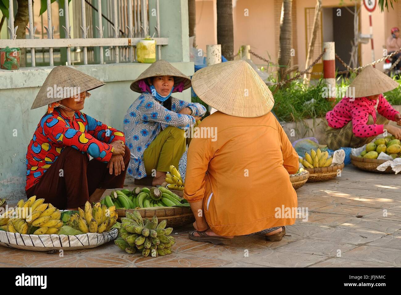 I residenti, i commercianti, i venditori ambulanti di andare circa le loro attività quotidiane a Can Tho sul Delta del Mekong, Vietnam Foto Stock