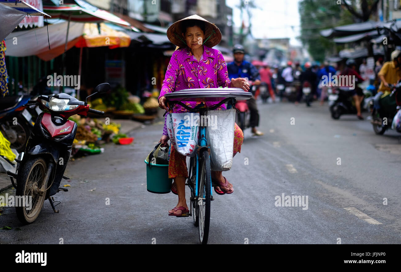 I residenti, i commercianti, i venditori ambulanti di andare circa le loro attività quotidiane a Can Tho sul Delta del Mekong, Vietnam Foto Stock