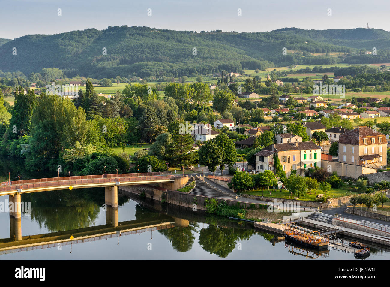 Puy L Eveque sul lotto fiume nella valle del Lot Foto Stock