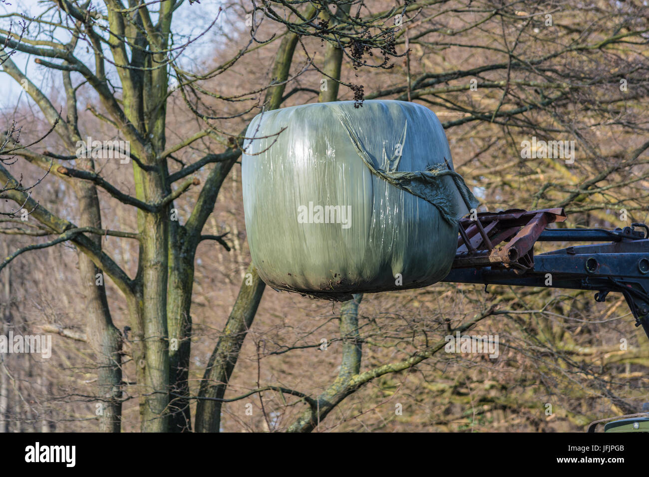 Balla di fieno trasporto con una vecchia macchina agricola. Foto Stock
